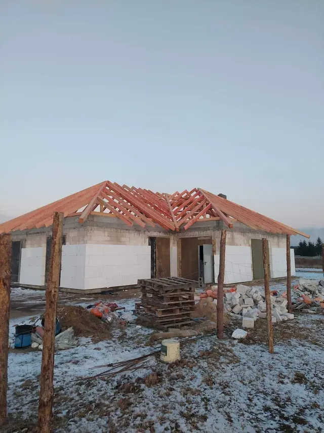 Więźba dachowa przed montażem pokrycia