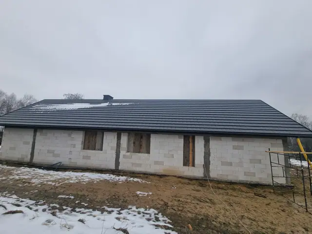 Długi dach po montażu czarnej blachodachówki