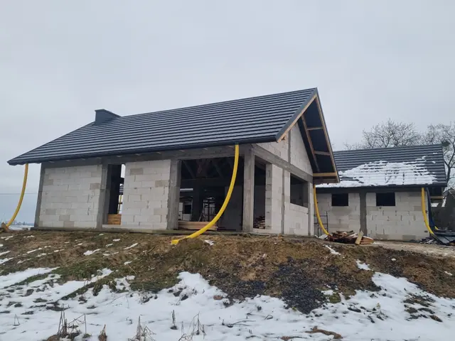 Front budynku przed dalszym wykończeniem