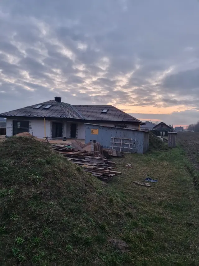 Dach po montażu na tle zachodu słońca