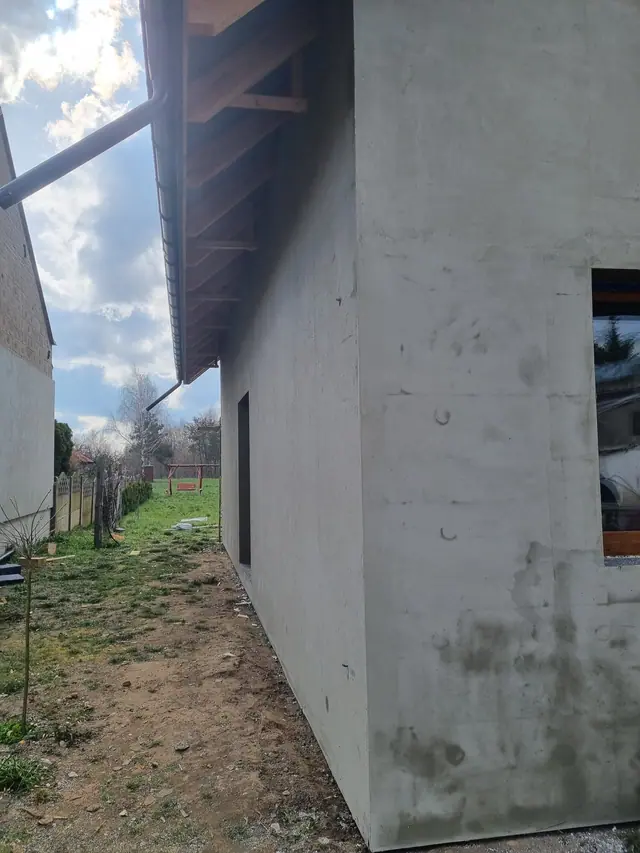 Boczna elewacja z widoczną podbitką