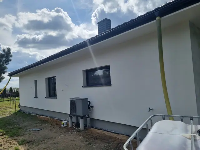 Gotowa elewacja z rynnami i podbitką