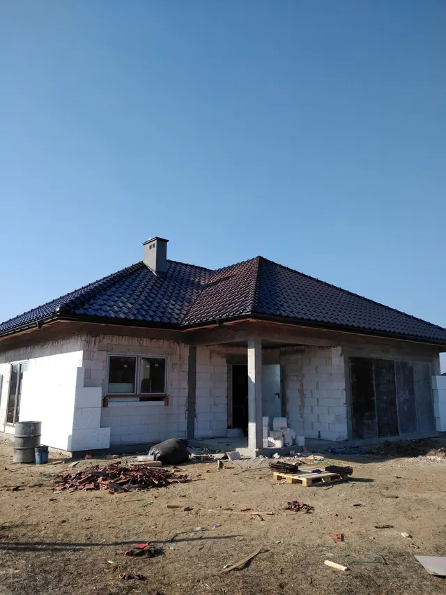 Dom po wykonaniu dachu i elewacji przez BAS-BUD