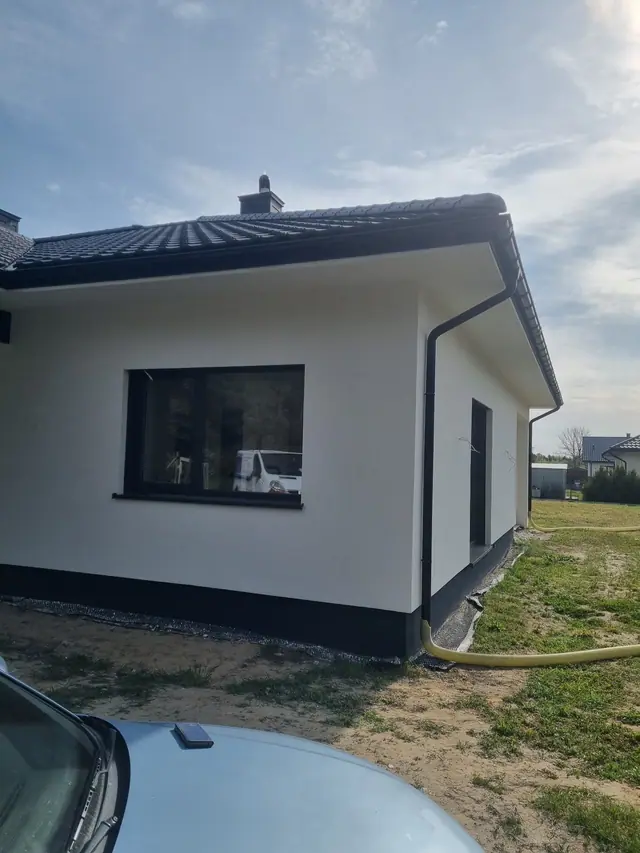 Narożnik domu po wykonaniu elewacji