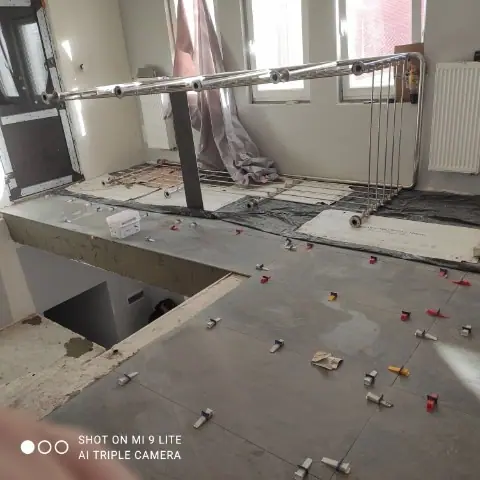 Układanie dużych płytek z systemem poziomowania
